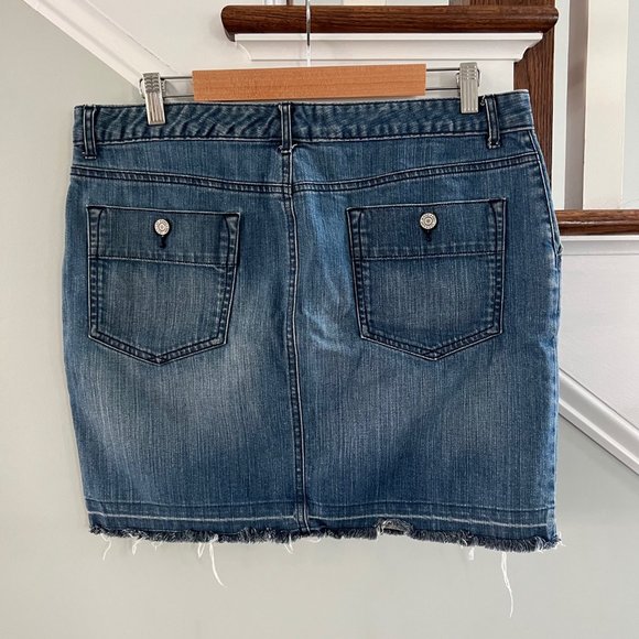 Gap Jeans Denim Skirt Size 12 - Distressed/Frayed Hem - Picture 2 of 11